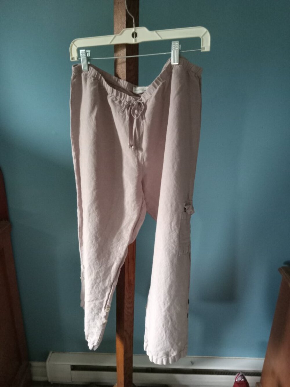 Ladies Spiritactivewear capris with decorative side buttons on legs size large